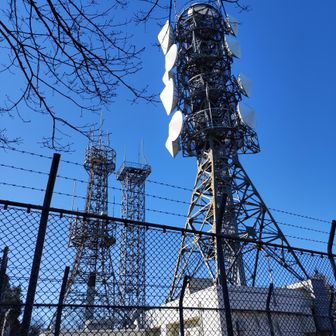 山頂に電波塔のある・・・