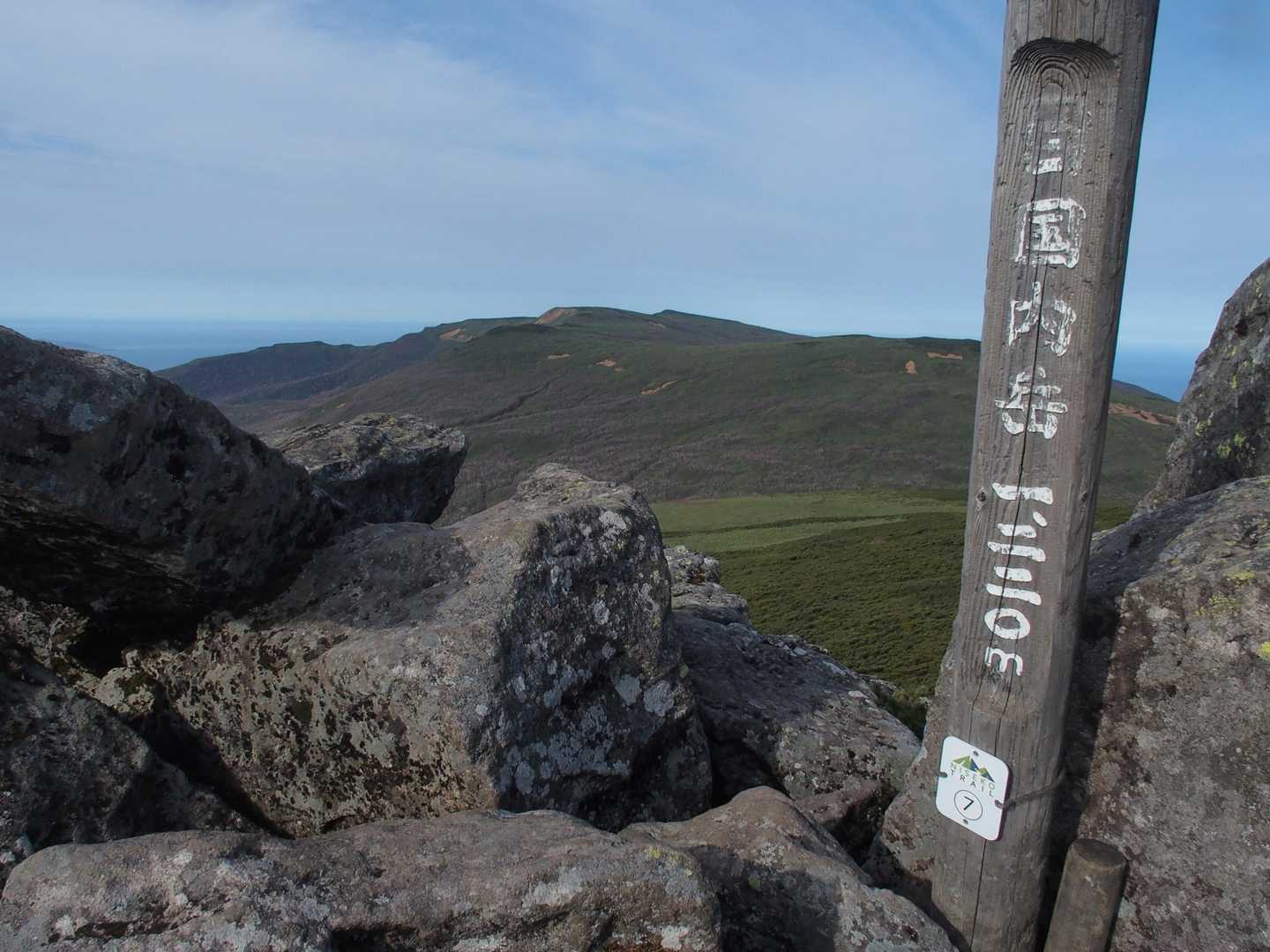 山頂から雷電山。