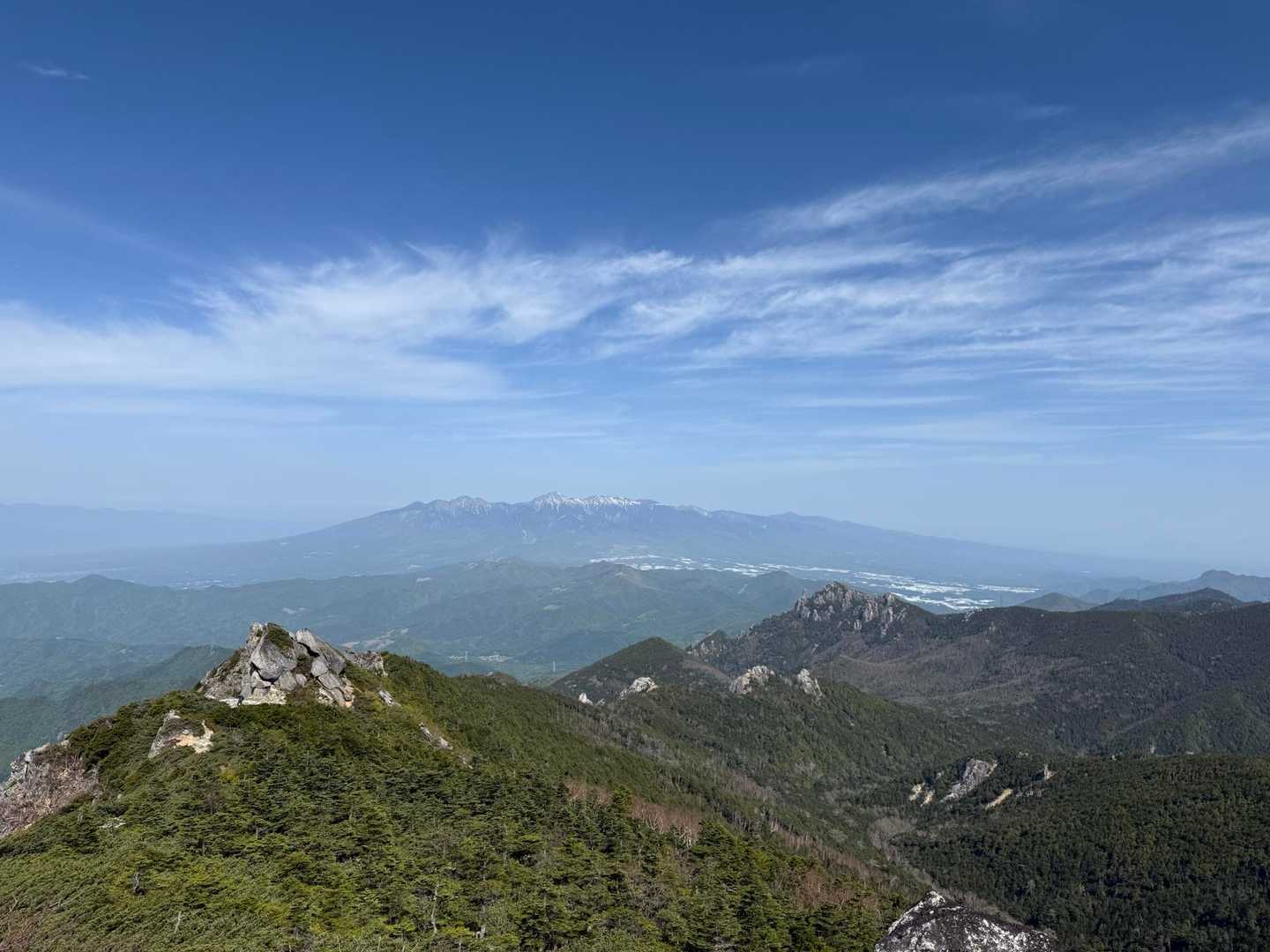 昨日登った瑞牆山と奥に八ヶ岳