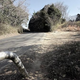 小町山山頂駐車場に出た。少し登っていくと…