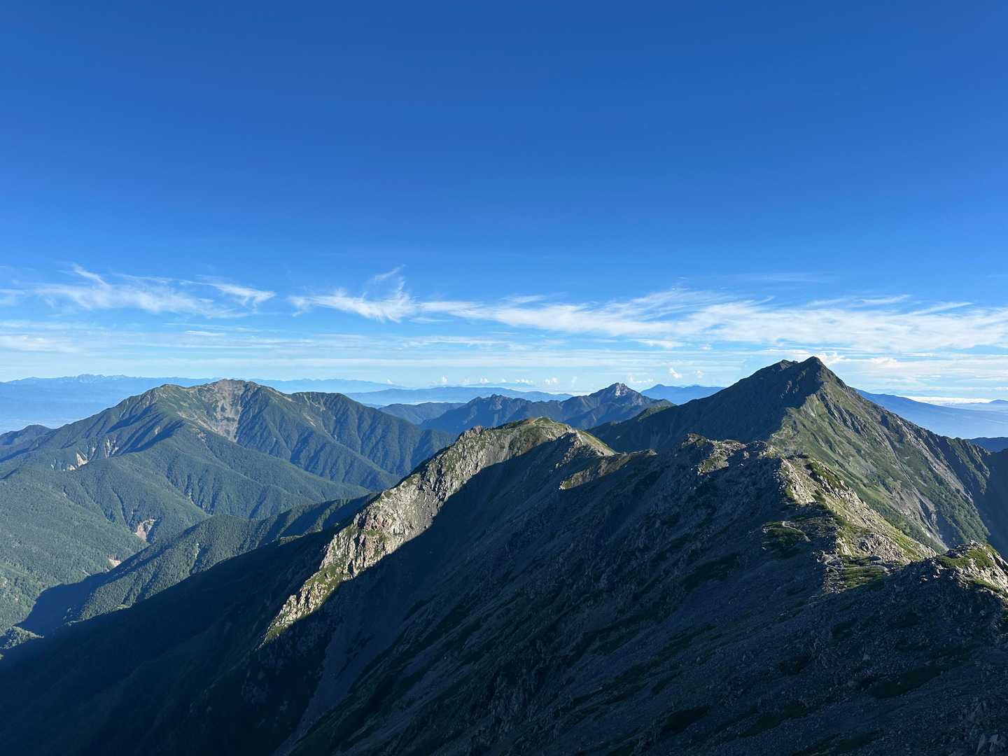 振り返ると仙丈・甲斐駒・北岳
絶景かな🙌