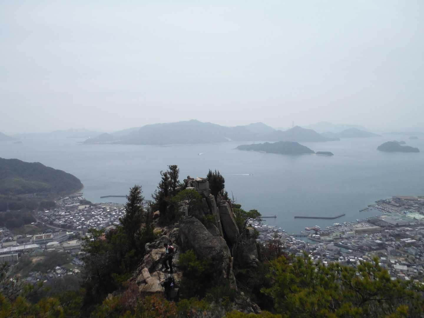 石鎚社越しの大久野島