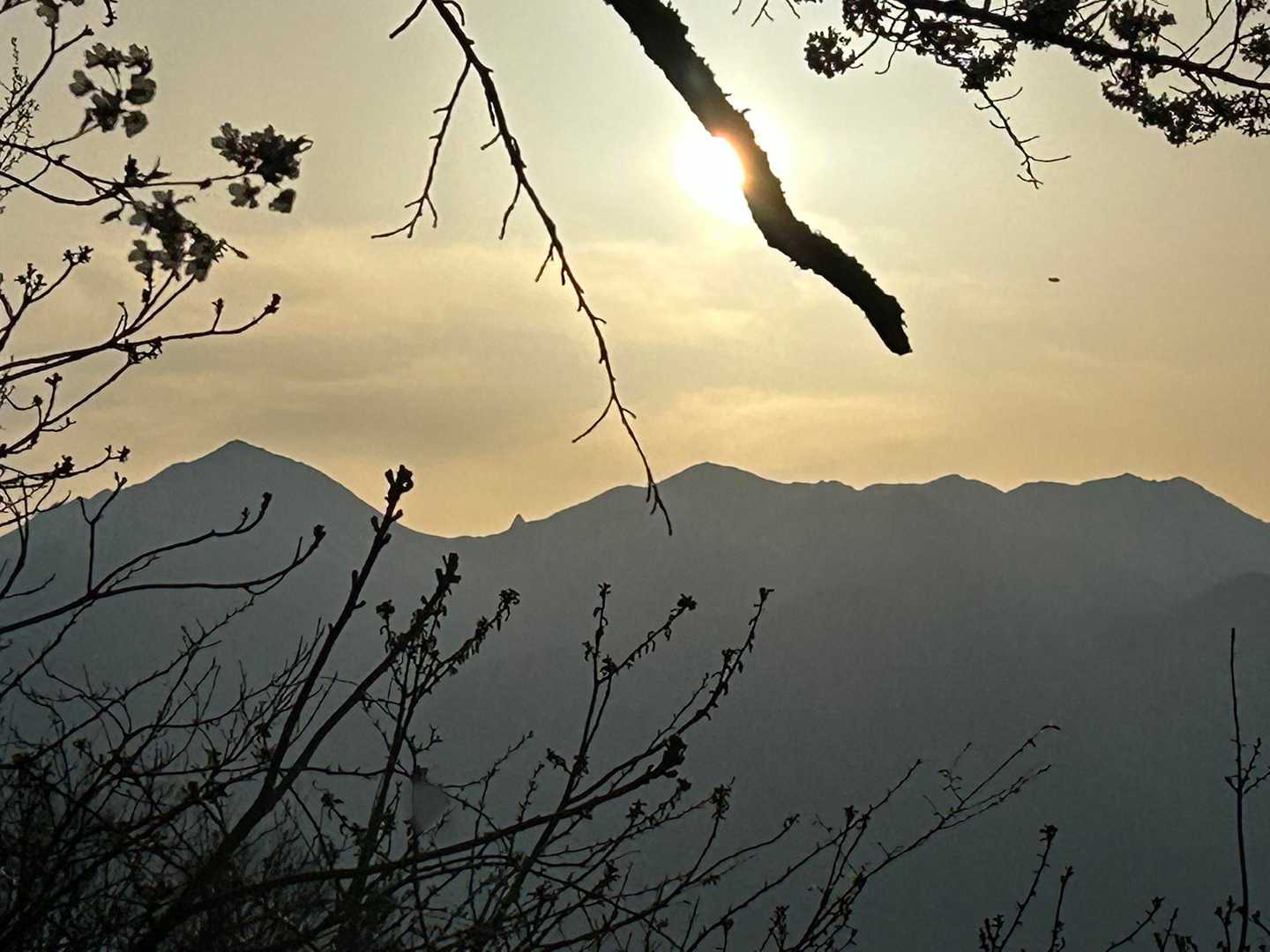 常念岳の右にちょっと槍ヶ岳の穂先が見えます