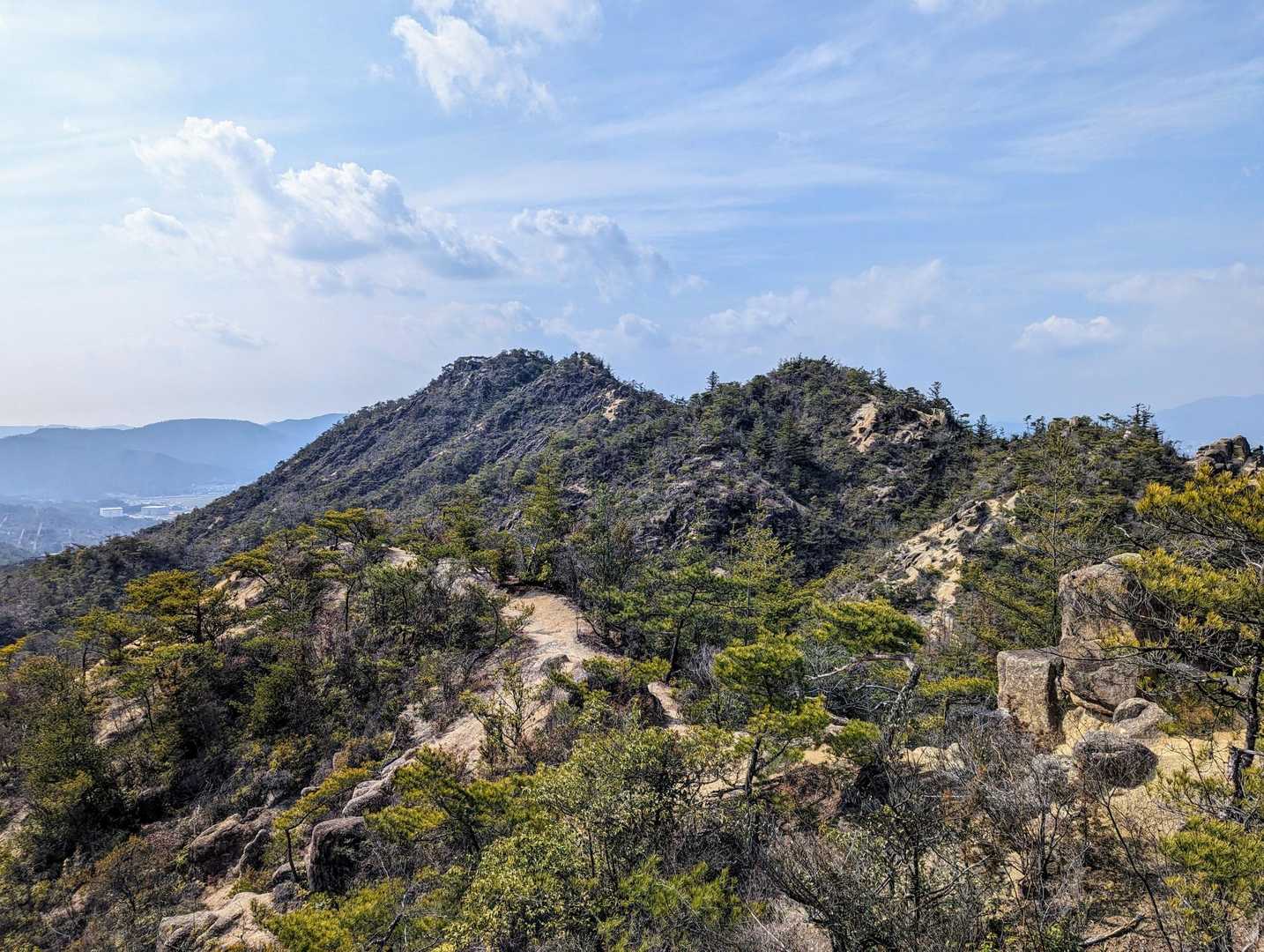 やっと山頂付近が見えた