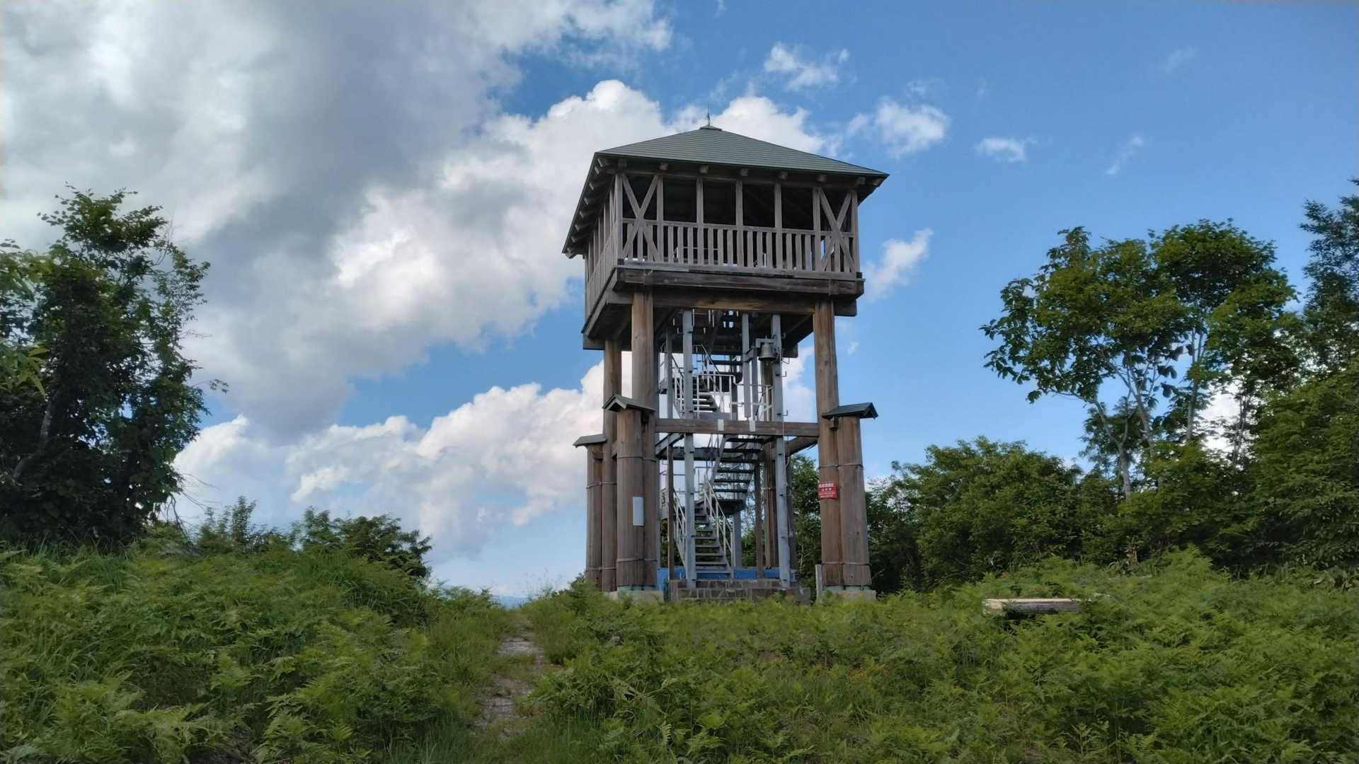 山頂の展望台。鐘が鳴らし放題。