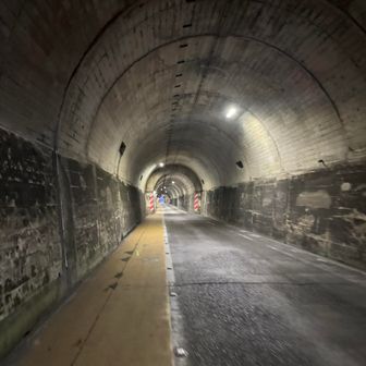 踏み切り渡ってトンネル。誰も歩いてなく何となく寂しい😅