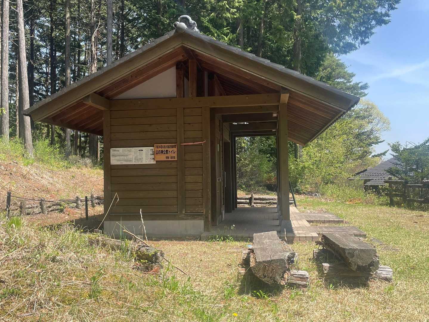 神社横には綺麗なトイレもあります。
あまりの快適さにオカンが感動していました。