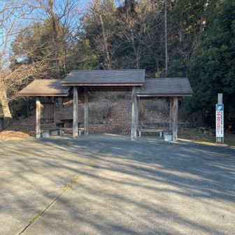 朝日山の山頂はこの上です。