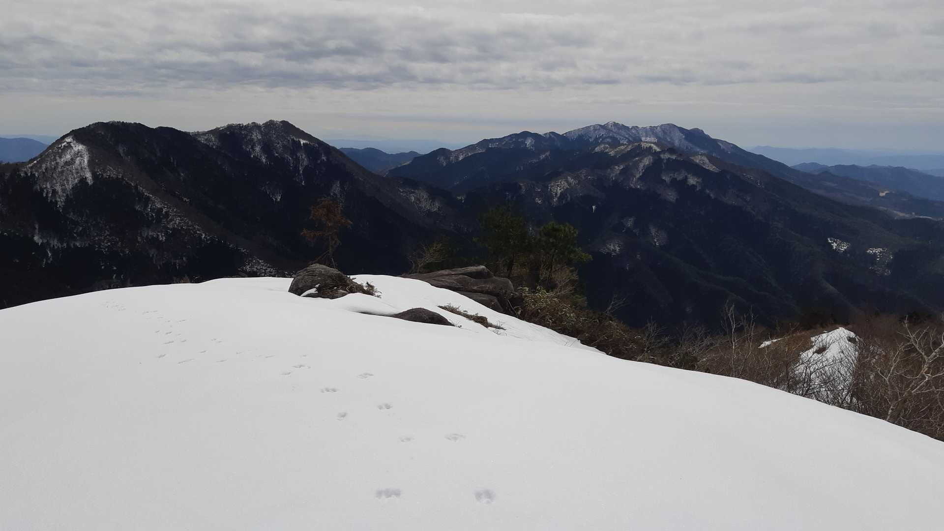 最後が急登だったけど何とか登れた🎵
奥に泉山が見える
