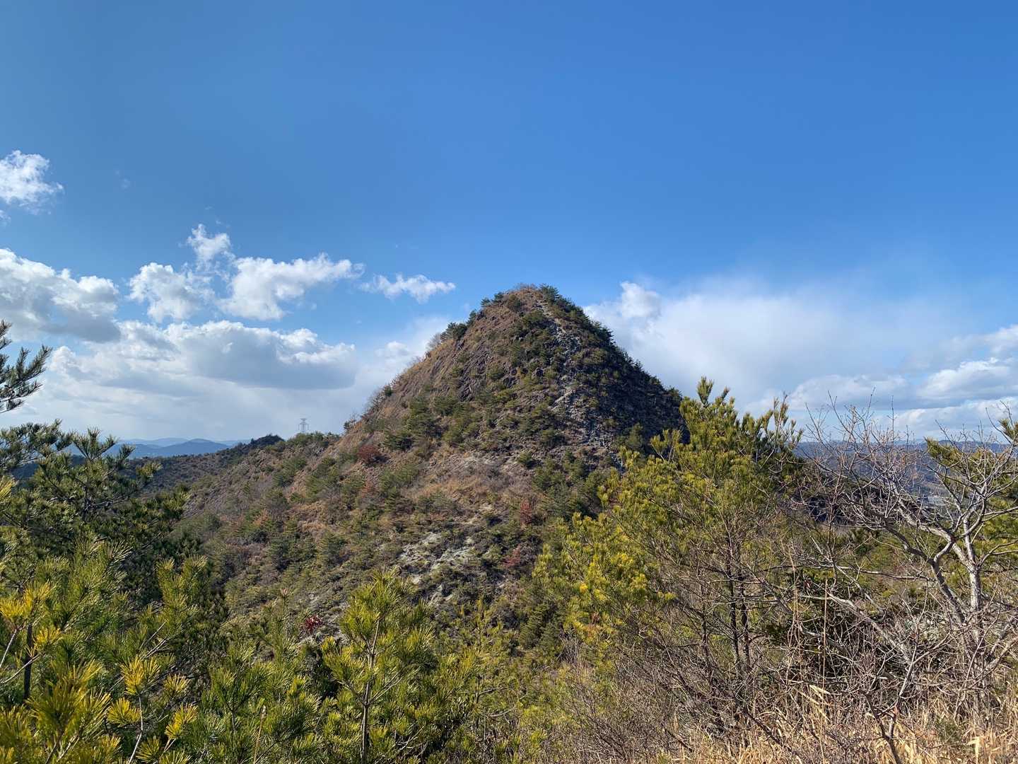 青空に映える桶居山