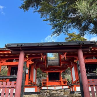 御山神社⛩️
平清盛が厳島神社が建立された時に、奥宮として、造営されたとされてます。
三女神が祭られ品型に三つの本殿があります。
平成の台風で建て替えられ、とても綺麗です♪