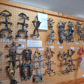寄贈者の名前が書かれた展示品たち

谷川岳警備隊元隊長の馬場保男さんや、こちらの館長で2021年まで日本山岳協会の会長を務めた八木原圀明さんの寄贈品も
おふたりとも谷川岳における遭難救助や指導組織の強化に尽力し、若手育成と日本の海外遠征登山を最前線で牽引した人