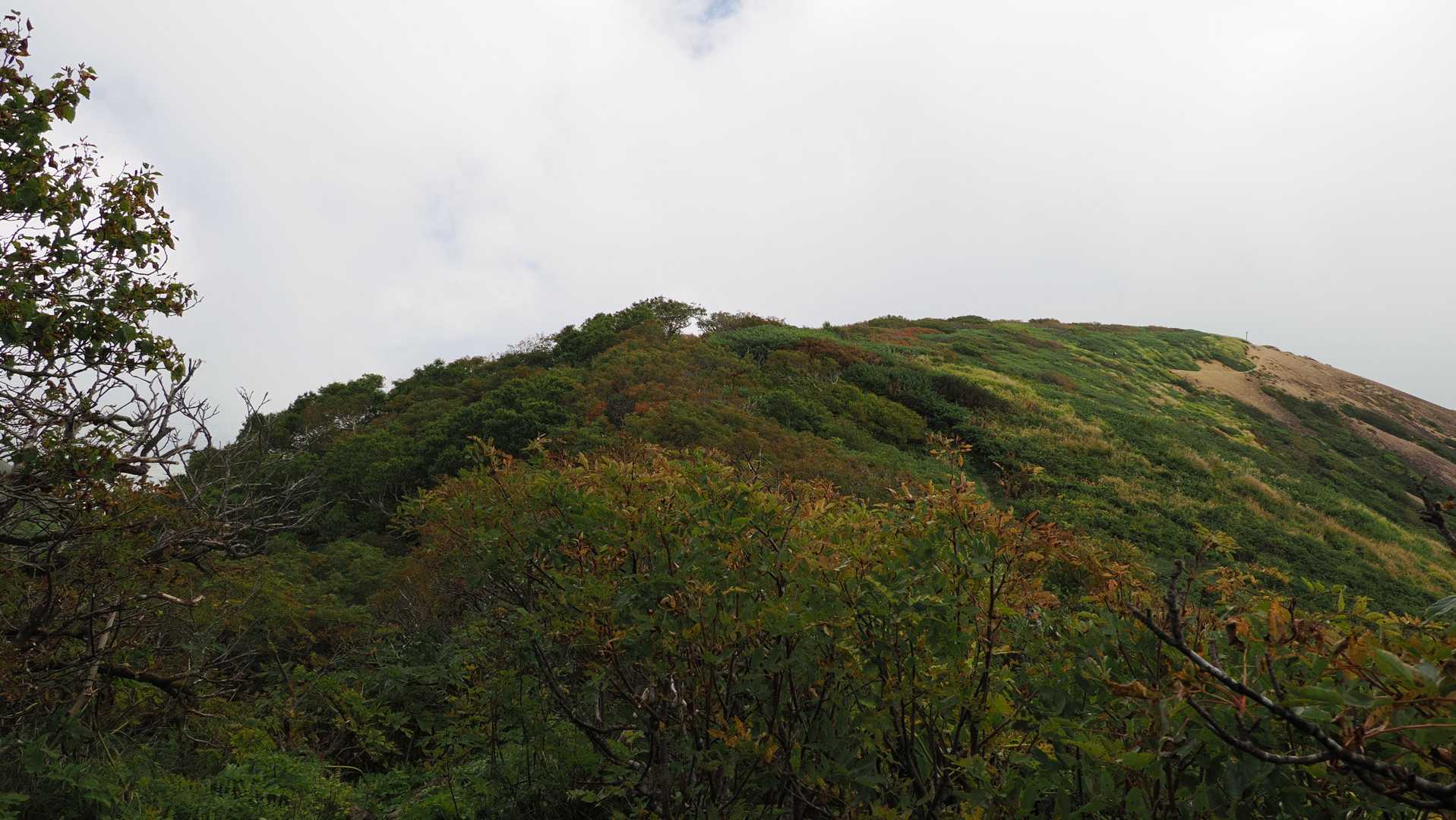 鳥海山山頂は何も無いので鳥ノ海南観測点へ
生憎とガスで何も見えず