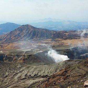 第一火口を見ながら下山します　
火口見学は規制されてるので駐車場 車がいません