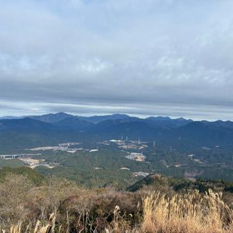 高畑山から鈴鹿の山々　綿向山や鎌ヶ岳もハッキリ観える