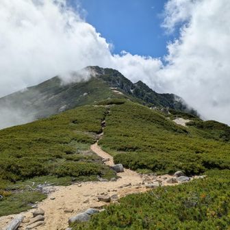 雲の切れ目から、一瞬の空木岳を📸。