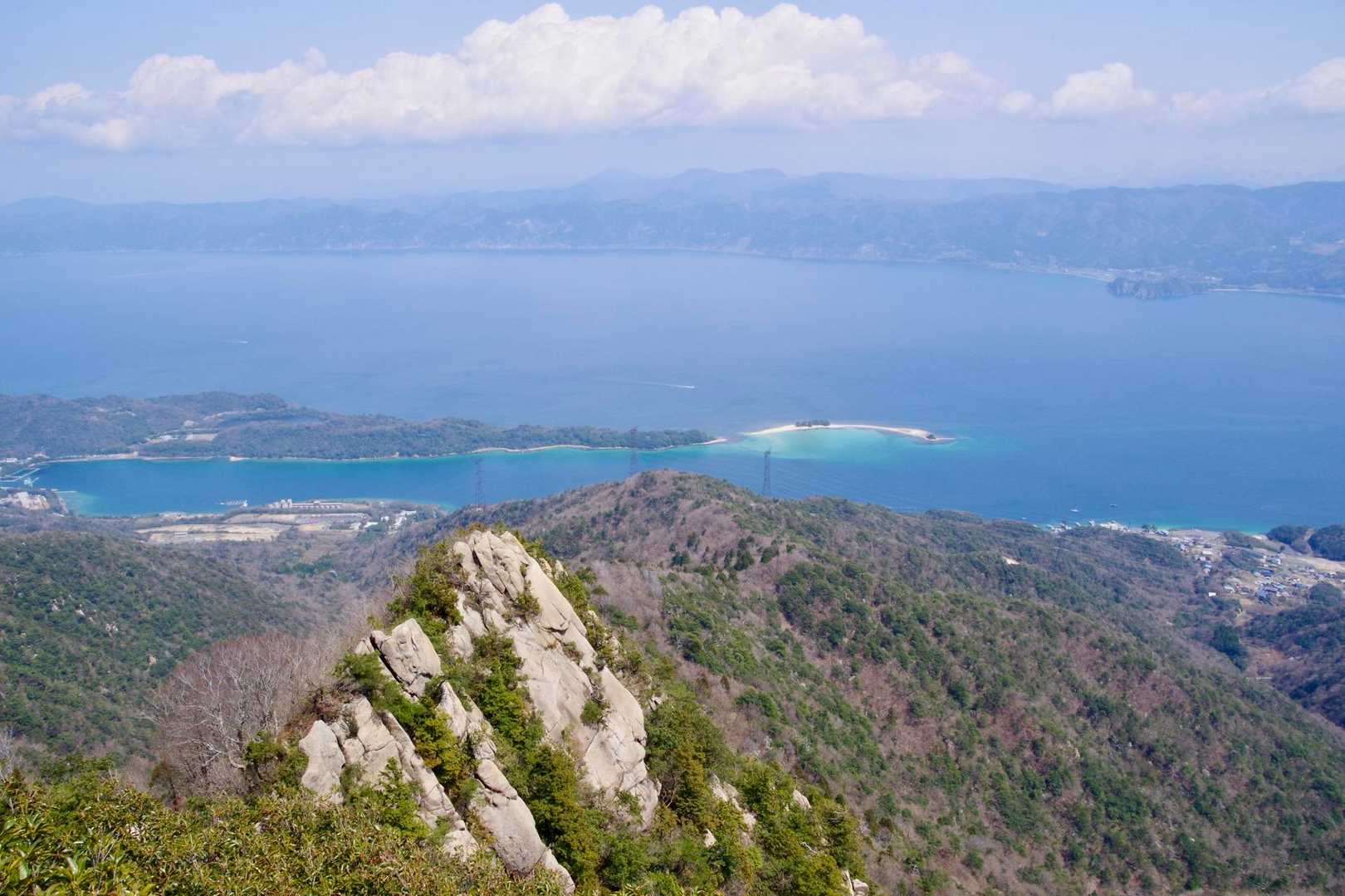 展望岩から水島を眺める。
