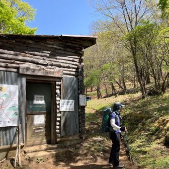 やっと着いた〜😅楽しかったけど長かった。スタートするはずだった、湯の沢峠の避難小屋前。
