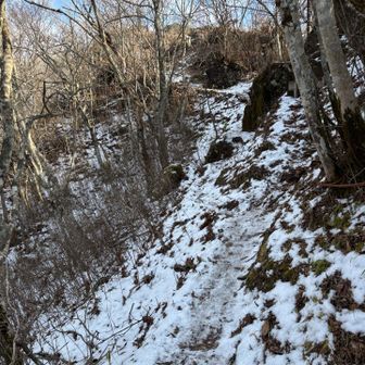 ここは慎重に岩の上をロープ掴んで歩きました。
夏は左側に岩を通らない道があるのですが、
滑りそうなので