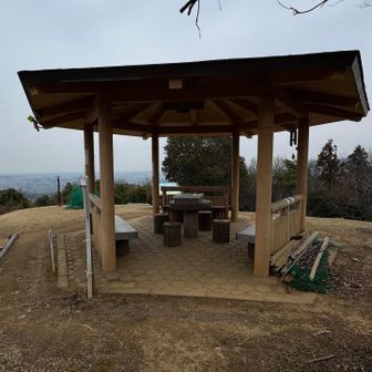 的山（まとやま）山頂 東屋あり
玉城町や伊勢市を一望でき、空気が澄んでいるときには富士山🗻が見えるとのこと。