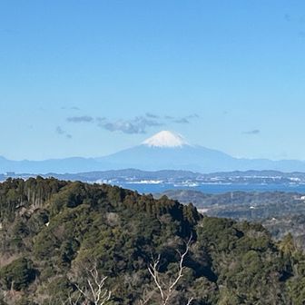 石射太郎山から下山し、高宕山に向かう途中の富士山・東京湾展望台より。こりゃお見事。