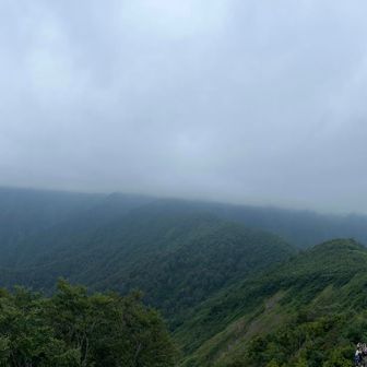 天神峠からの谷川岳。頂上は雲の中