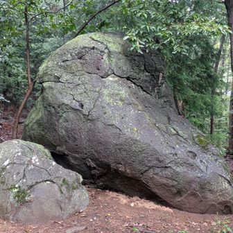 謎の大きな岩