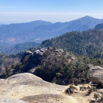 坊主尾根に人が居たよ。ヤッホーと言って手を振って返してくれました。