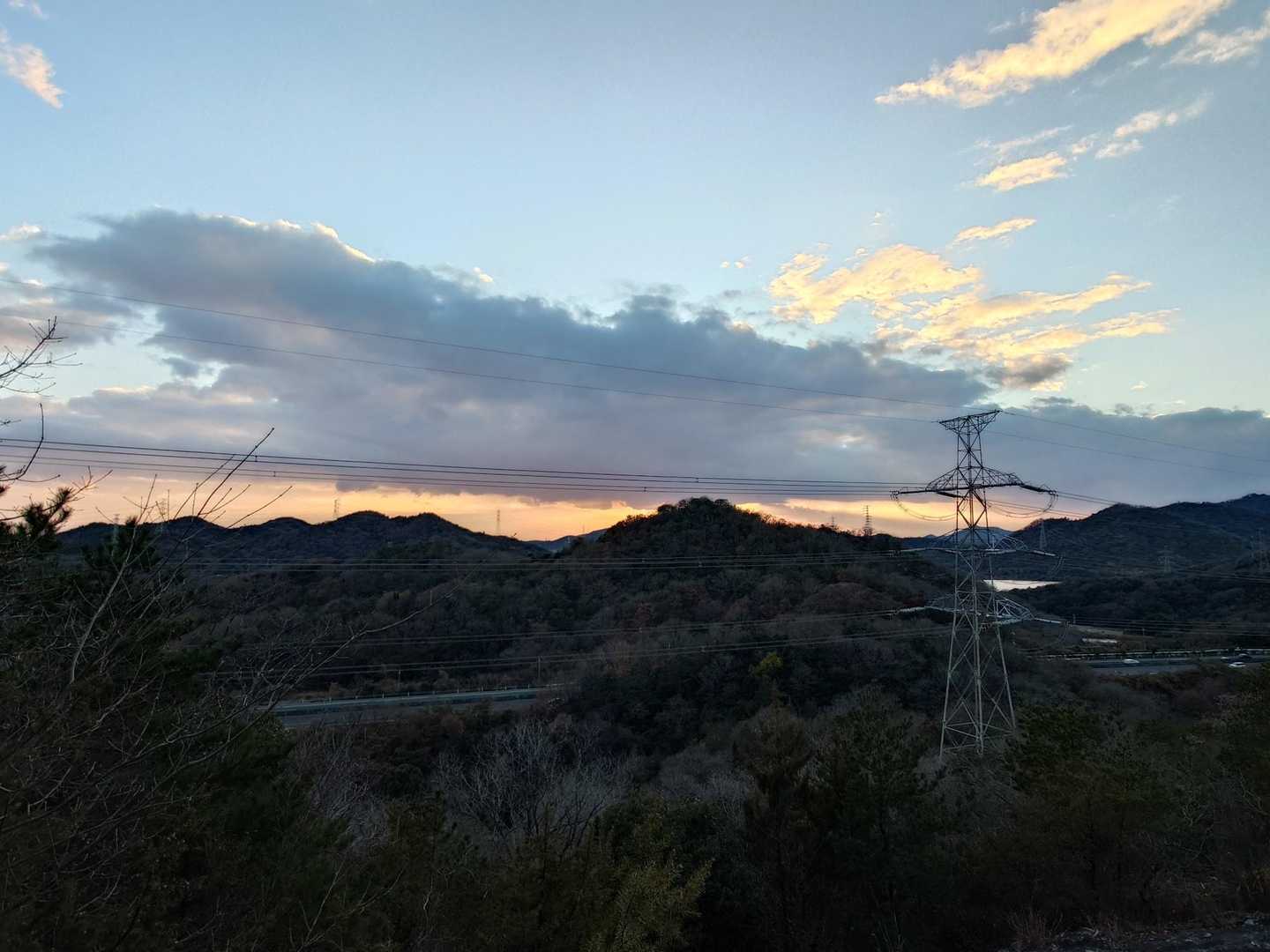 もう少しで太陽沈みますが、今は雲の中