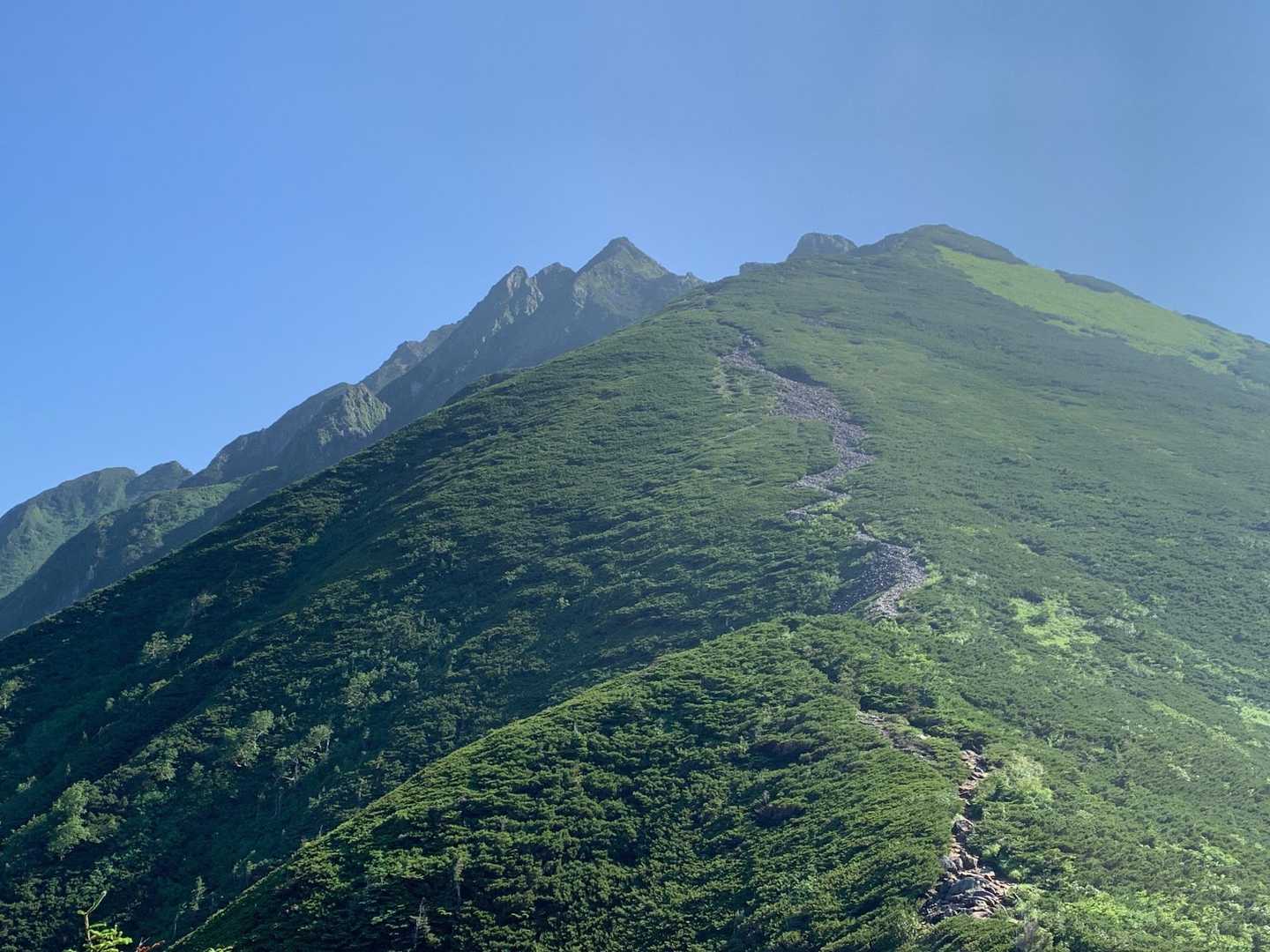 西穂高岳みえてます。あれ？、もっも奥だったかな？遠近法で手前のピークが高く見えますが、騙されません。一か月前に登って鱒ので。