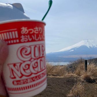 ベンチが沢山あったので、ここでゴハン🍜
ピントが富士山🗻