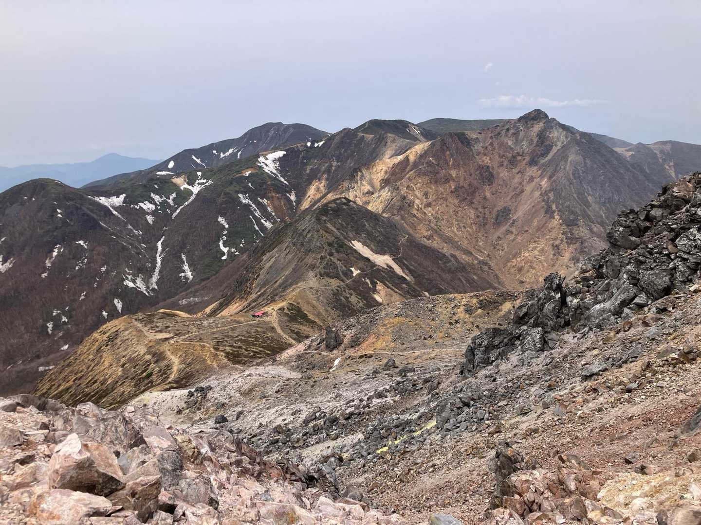 遠くに朝日岳と三本槍と峰の茶屋