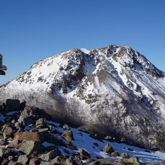 今回は微風快晴の前白根山。奥白根山は2週間前よりも茶色い部分が増えた。