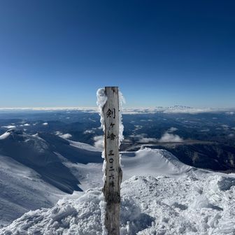 うーん最高　肩の小屋からずっと登山のお兄さんと一緒に頑張ってきたので頂上で祝いあう＆写真撮影タイム