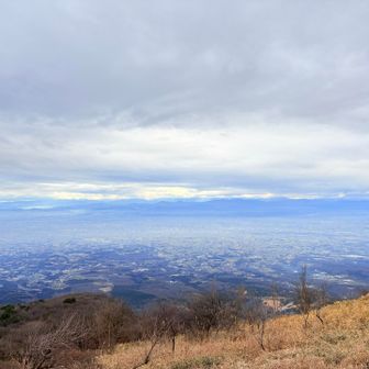 到着。たしか前回来た時は真っ白で何も見えなかったけど。絶景ですなコレは‼️来てよかった😄