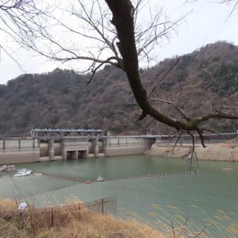 県立津久井湖城山公園 水の苑地
ここからスタート

正面に見える城山ダムと津久井湖、そして城山

（神奈中バス三ヶ木行）
橋本駅北口6:50→城山高校前7:07