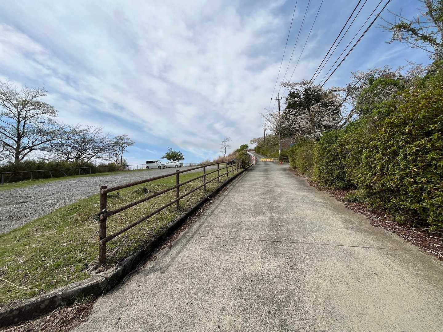 山頂手前の駐車場🅿️

ジェラート食べられず舗装路を登り返して行くこの虚しさ😌
ちゃんと下調べしてないからこうなる…😆
まあ20分くらいのロスなので許して😝