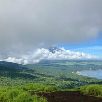 20分ほど粘るも🗻は☁️
韓国の方としばし話ました、横浜からバイクできたそうです。ここの山頂のみのハイキングとのこと