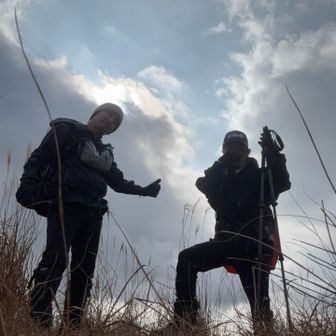 ここもピーク見たいやけど

標柱見つからず。。。


気にせんけどwww


O型なんでwww
