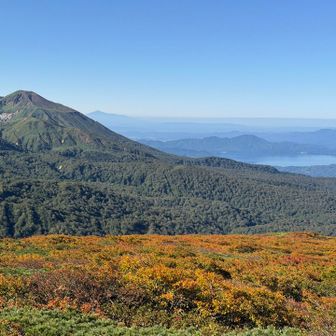 秋田駒ケ岳と田沢湖
奥に鳥海山