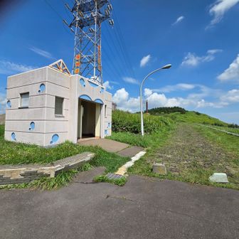 潮見公園駐車場入口に🚻
中央の街灯向こうに茶色の記念碑
山頂が見える