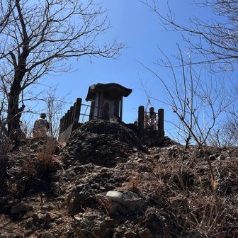 山頂付近
鎖場は
二ッ箭山をマイルドにし
鎖場を増設した感じでした♪