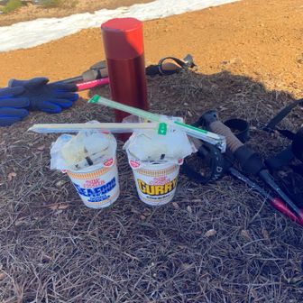 展望所で、カップラーメンと🍙😋。ベンチは朽ちたベンチひとつで、置き場がないので、地べたで🥹