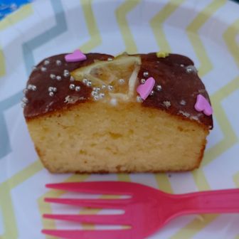 デザートもいっただきま〜す😋
千葉の(オレンジ村オートキャンプ場)は柑橘畑の中でテント泊が出来るんですよ。
レモンも栽培していて､その🍋レモンで作ったパウンドケーキ。