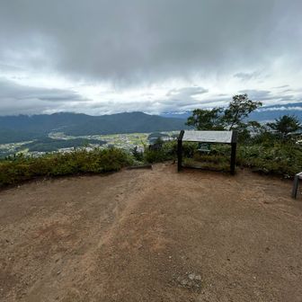 低く黒い雲が山頂を☁️