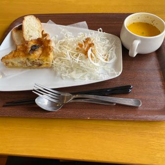 お昼にきのこのキッシュ
中はあったかい！
乾燥室もストーブも早くからつけてくれていて
ありがたい！ほっとする！
やっぱり帰りももう一泊してよかった
今回は贅沢旅になったけど
それなりに大満足！
夕食は連泊扱いにしてくれて別メニュー
写真は撮ってないけど豚肉と白菜の包み蒸し
最高に美味しかった😀