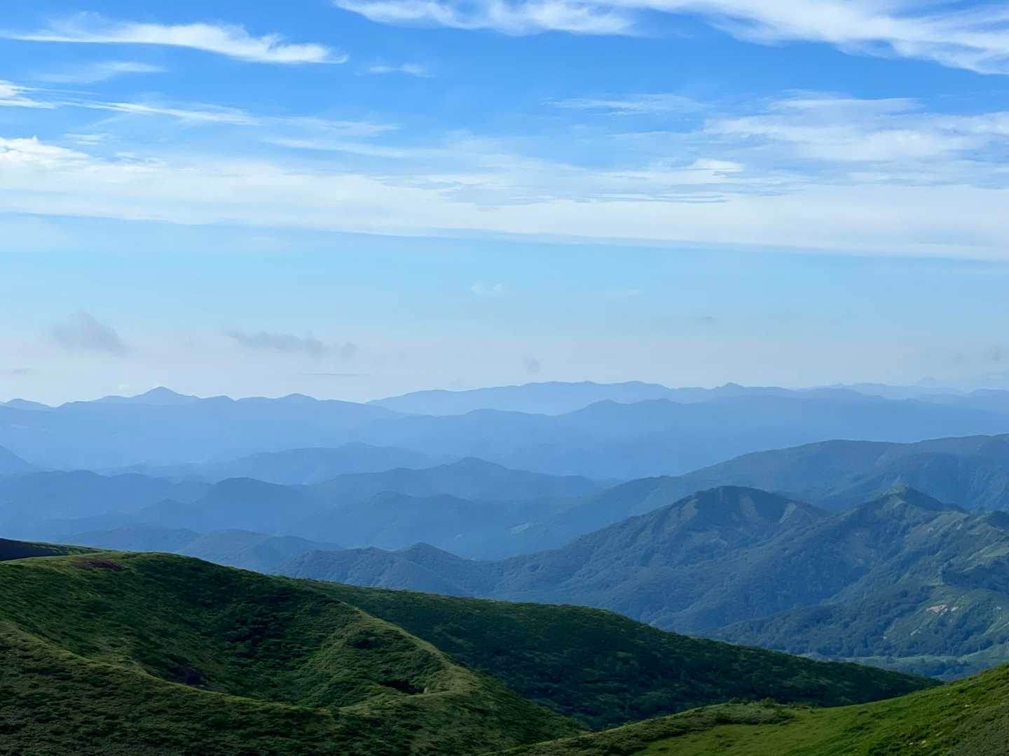 遠くの山々がきれいに見えます