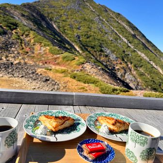 小屋に帰ってきて
コーヒーとアップルパイでご機嫌♡
アップルパイは宿泊者限定です♪
朝焼いてくれる（要予約¥800）
今回は取り置きしておいてもらった