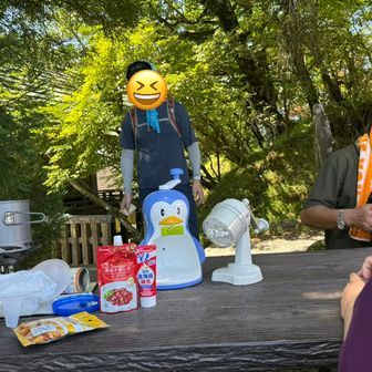 久しぶりにオレオさんに挨拶！
久しぶりでお顔とお名前が一致するのに時間が...
すみません🙇‍♂️

テーブルにはかき氷機が2台
ペンギンのが私のでかっこいい方がyukiさんの装置
