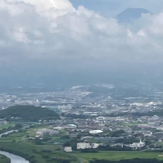 富士山が頭をだしてきた🤗　左下は狩野川